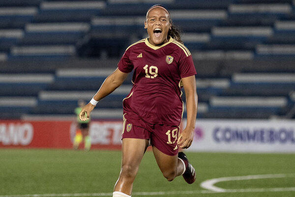 Vinotinto femenina contra Colombia