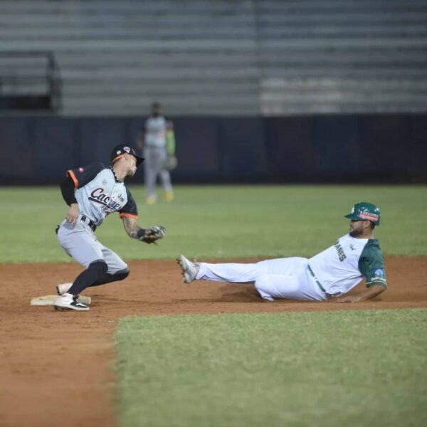Idrogo Lidera Blanqueada de Caciques que los va Subiendo a la Cima