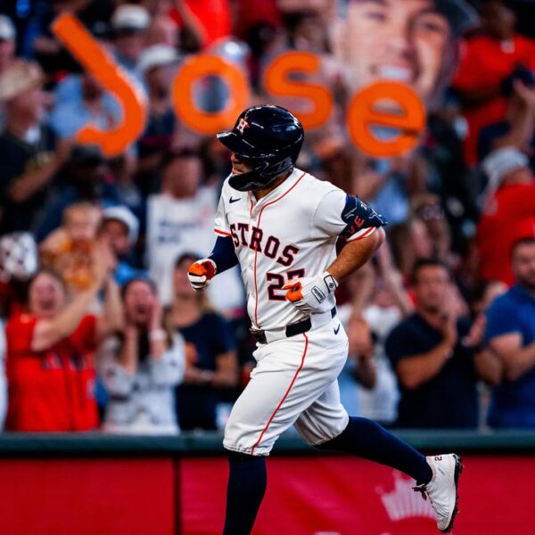 Altuve brilla y los Astros arrasan