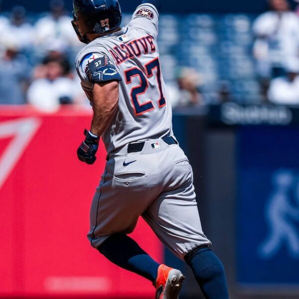 ¡Altuve hace historia con un batazo de poder!